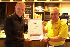 Urkundenübergabe Typisch Harz an Bäcker Braun für Löwenkruste