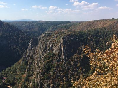 Das Bild zeigt die Aussicht von der Roßtrappe im Bodetal. Man blickt in die Weite und sieht steil abfallende Felswände. 