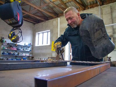 Harzer Fichteln Quedlinburg - Torsten Höher in der Schweißwerkstatt 