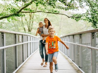 Mutter und Kinder auf dem Baumwipfelpfad in Bad Harzburg