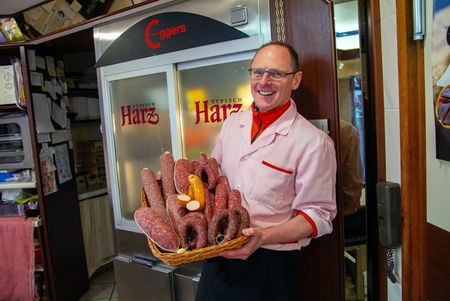 Fleischerei Eggers Osterode - Lars-Oliver Eggers mit Typisch-Harz-Produkten