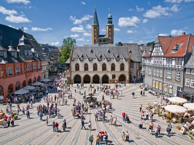 Blick auf den Marktplatz und aufs Rathaus