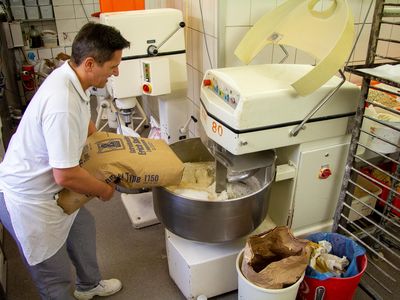 Bäckerei Dornemann Osterode - Jörg Dornemann beim Befüllen der Knetmaschine