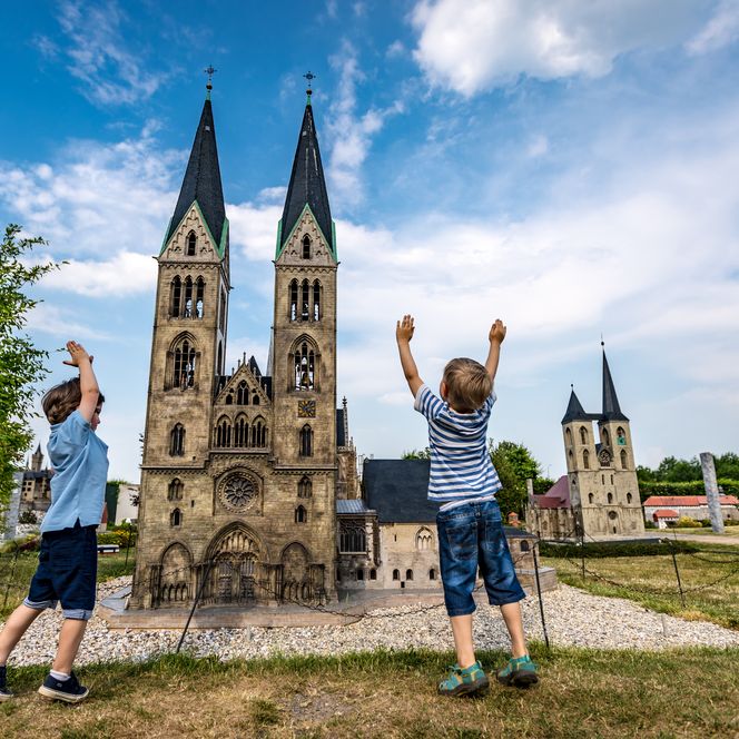 Kinder vor dem Halberstädter Dom im "kleinen Harz"