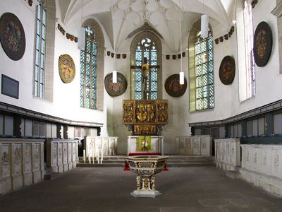 In der Annenkirche: Altar - Taufstein - Steinbilderbibel