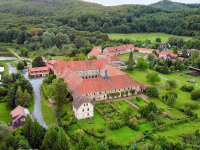 Das Bild zeigt das Kloster Michaelstein von oben aus der Luft fotografiert. 