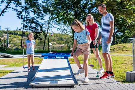 Familie beim Minigolf im Ahorn Harz Hotel Braunlage