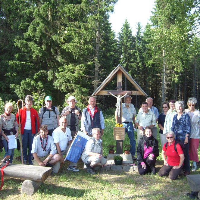 Via Romea Pilgergruppe am Wegekreuz bei Hasselfelde
