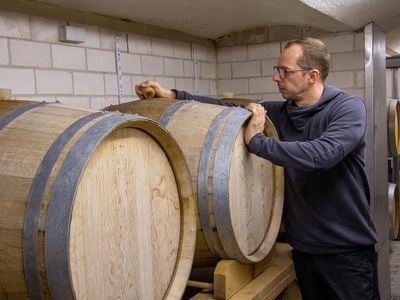 Fallstein Destillerie Manufaktur - Andreas Kascha bei der Whisky-Qualitätskontrolle