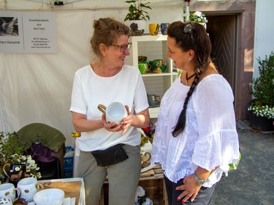 Harz Keramik - Irene Schukies im angeregten Kundengespräch beim Markt in Harzgerode