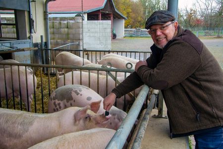Koithahns Harzer Landwurstspezialitäten - Karl-Heinz Koithahn am Außenstall der Heuschweine 