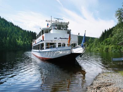 Das Bild zeigt ein Ausflugsschiff auf der Okertalsperre in Altenau.