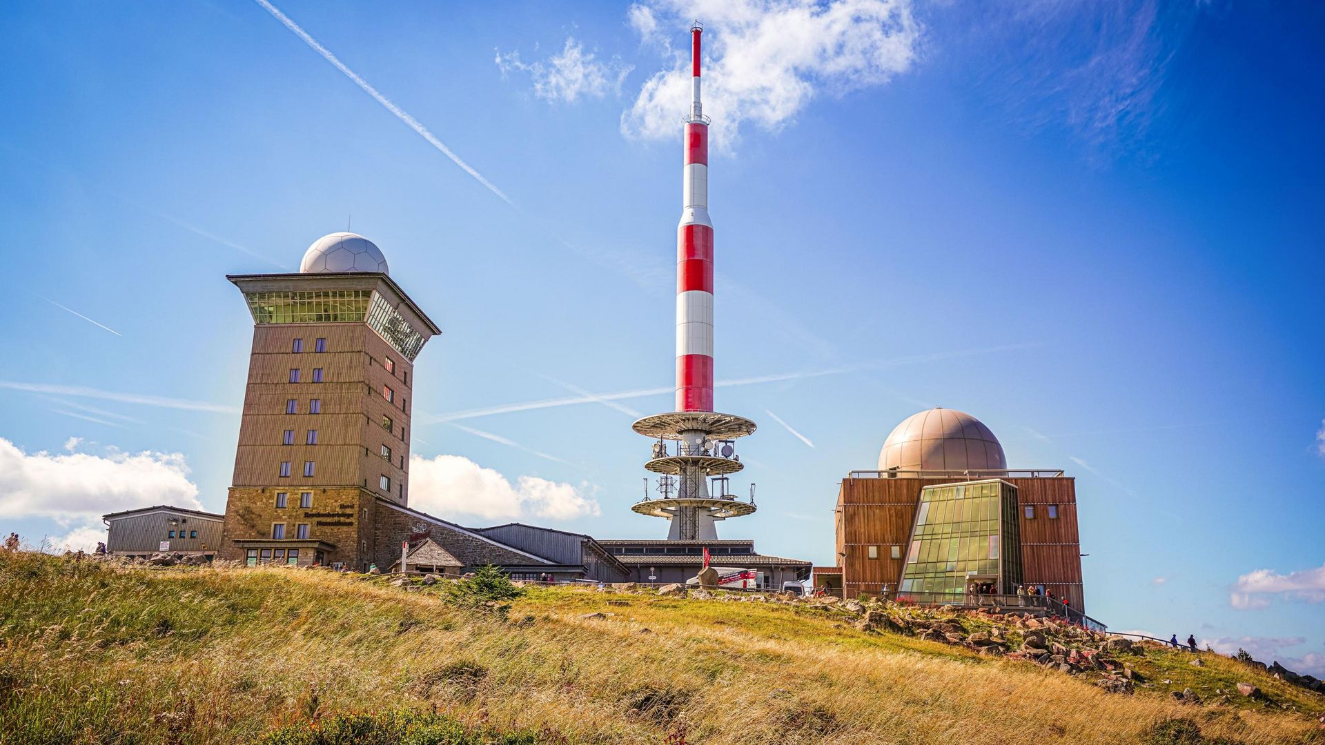 Brockenkuppe mit Hotel, Sendemast und Brockenhaus