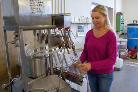 Harzer Likör Manufaktur Gernrode - Nicole Tondera an der Likör-Abfüllanlage