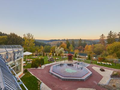 Das Bild zeigt den Hexenzuber und Außenbereich der Kristalltherme Altenau von oben. 