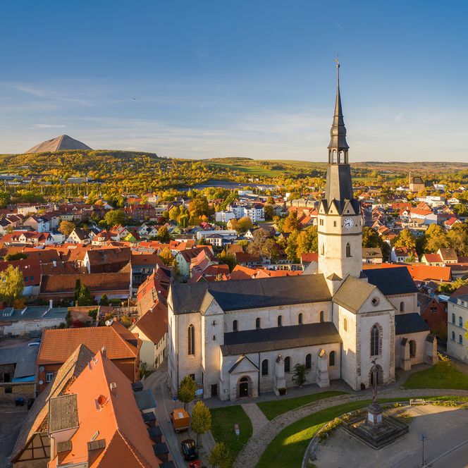 Ulrichkirche Sangerhausen - Blick zur Halde Hohe Linde.jpg