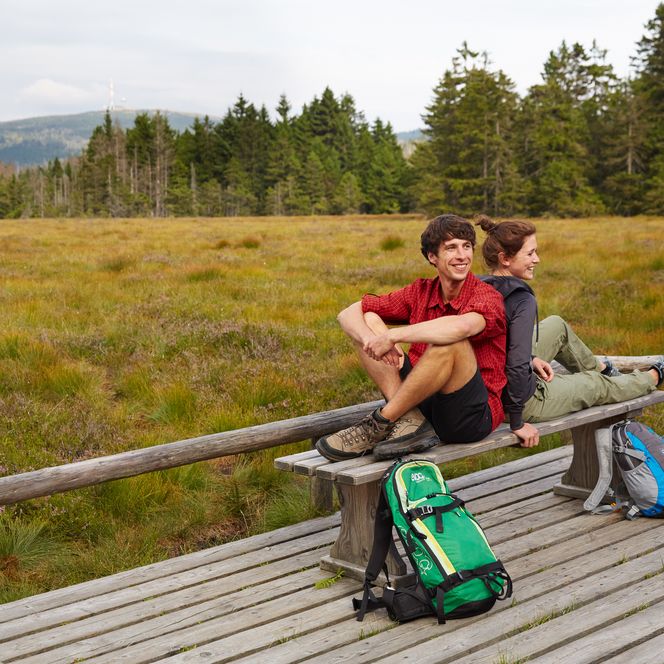 Wandelaars nemen aan de rand van het Torfhausmoor een pauze op weg naar de Brocken.