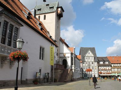 Das Bild zeigt eine Außenansicht vom Rathaus und dem Marktplatz Bad Gandersheim.