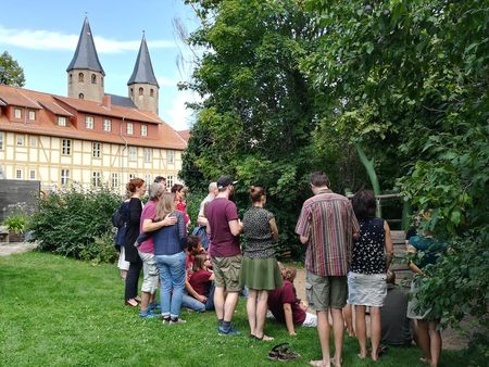 Pilgergruppe im Kloster Drübeck