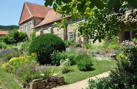 Kloster Michaelstein - Kräutergarten mit Blick auf die östliche Klausur