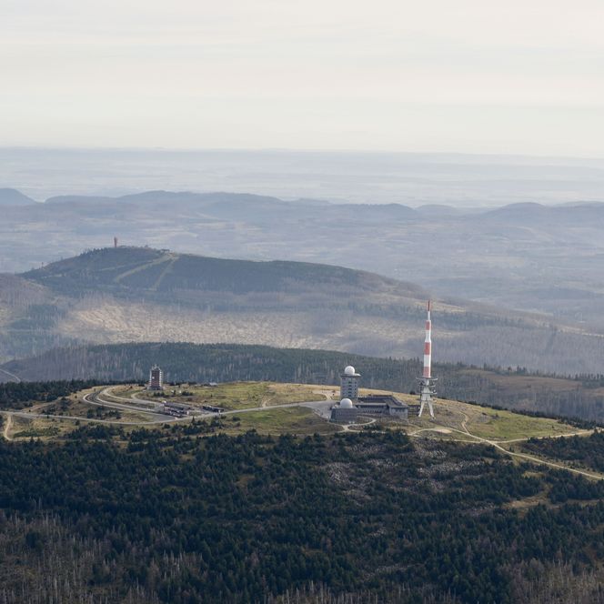 Rundflug um den Brocken mit Wurmberg im Hintergrund