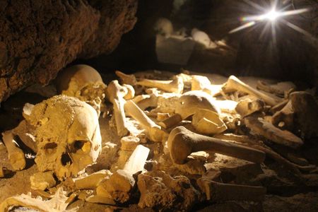 Nachbau Knochengrab im Höhlenerlebniszentrum