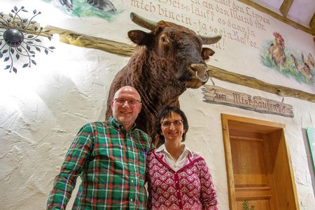 Brockenbauer Thielecke Tanne - Susann und Uwe Thielecke mit Bulle Innozenz im Gastraum