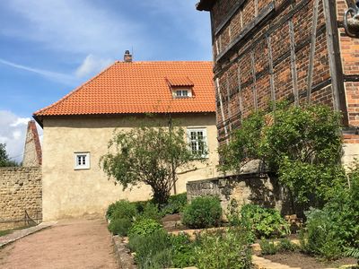 Kräutergarten und Brunnenhaus