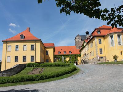 Das Bild zeigt ein gelbes Schlossensemble.