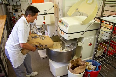 Typisch Harz – Bäckerei Dornemann Osterode | Jörg Dornemann beim Befüllen der Knetmaschine