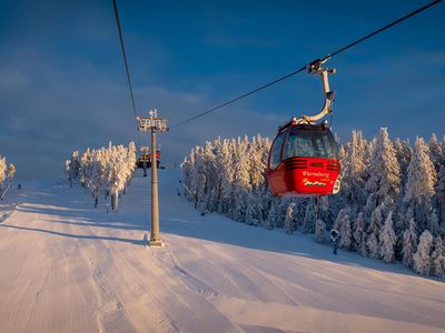 Das Bild zeigt eine Gondel bei der Bergfahrt zum Wurmberg im Winter.