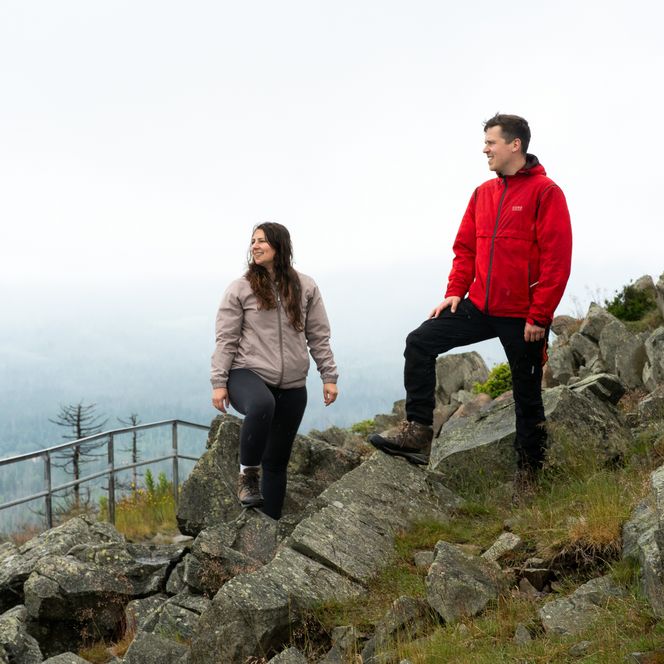Die Felsformation der Achtermannshöhe bei Torfhaus bietet einen atemberaubenden Blick auf den herbstlich-mystischen Harz.