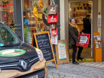 Senfmanufaktur Quedlinburg - Simone Seiboth vor ihrem Regionalladen 