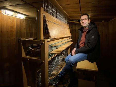 Stefan Klockgether am Carillon in der Stabkirche Hahnenklee