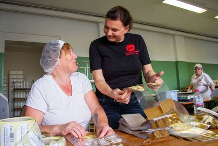 Typisch Harz - Friwi Stolberg | Nadja Witte mit Kerstin Schuch in der Verpackung