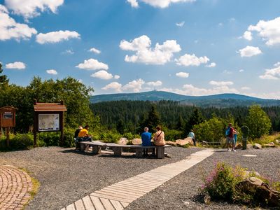 Das Bild zeigt den Blick von Torfhaus auf den Brocken.