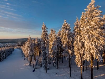 Bild zeigt schneebedeckte Abfahrtsstrecke vom Wurmberg