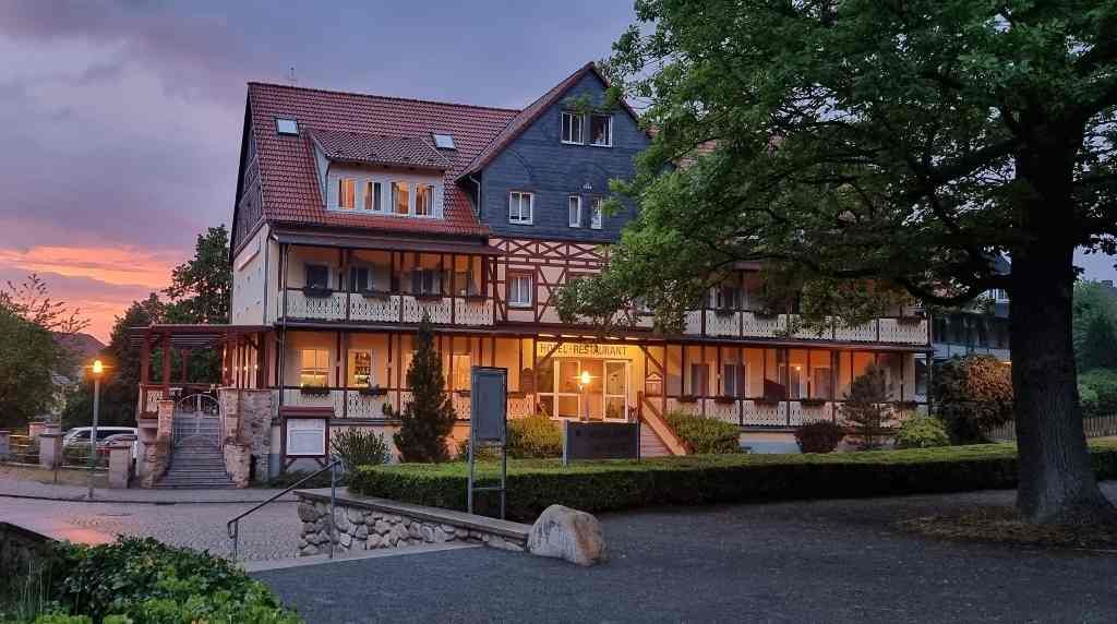 Kurhotel Bad Suderode - Außenansicht im Sonnenuntergang