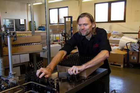 Harzer Likör Manufaktur Gernrode - Karsten Eckmayr beim Verpacken von Kleinstfläschchen 