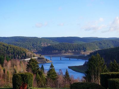 Das Bild zeigt die Okertalsperre in Altenau von oben.