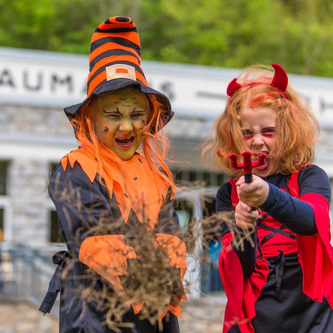 Kinder vor der Baumannshöhle in Rübeland