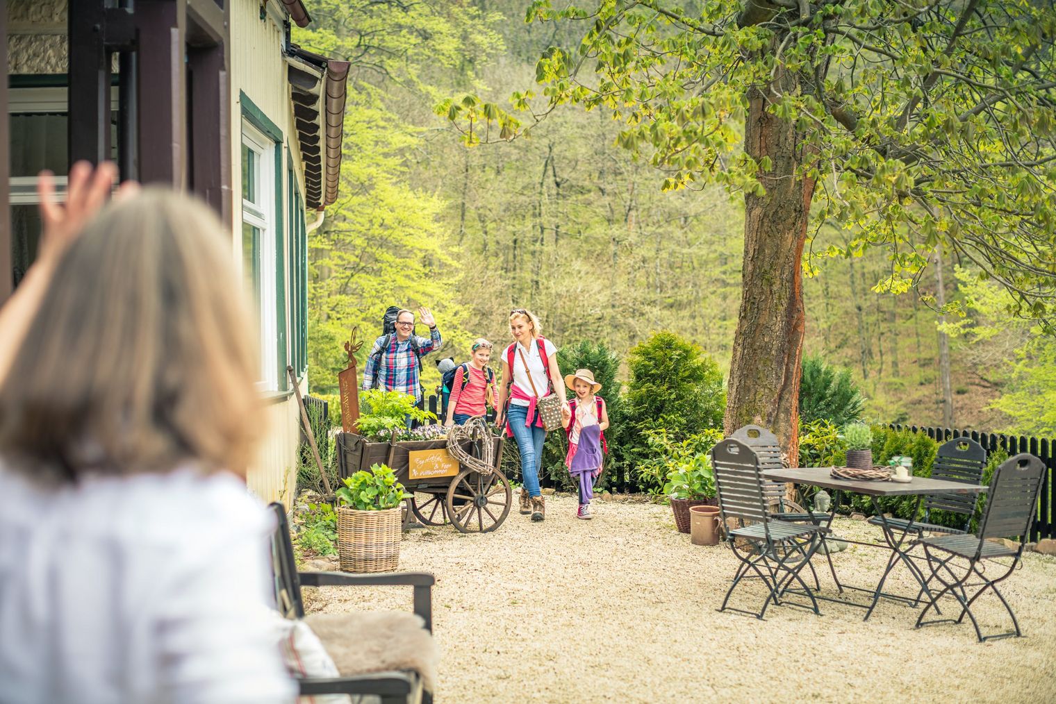 Familie kommt beim Gastgeber an 