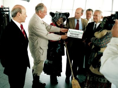 HHS Eröffnung mit Überreichung Wegemarke 2003