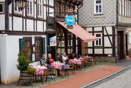Typisch Harz – Friwi Stolberg | Vor dem Café Friwi