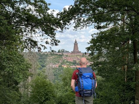 Aussicht vom Kyffhäuserweg auf das Kyffhäuser-Denkmal