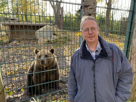 Alexander Beck mit Bär Bambam im Zoo Aschersleben