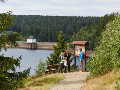 Wanderer an der Eckertalsperre