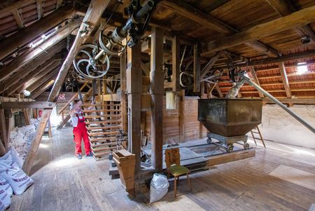 Brauerei Gehring GbR Wippra - Auf dem Dachboden mit der historischen Malzmühle 