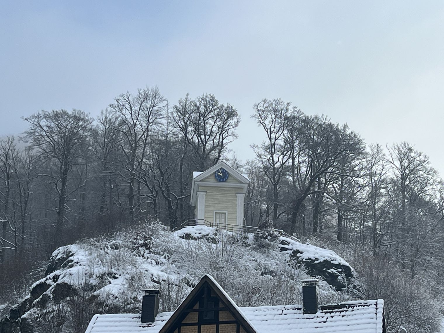 Klokketårnet i Zorge i sneen