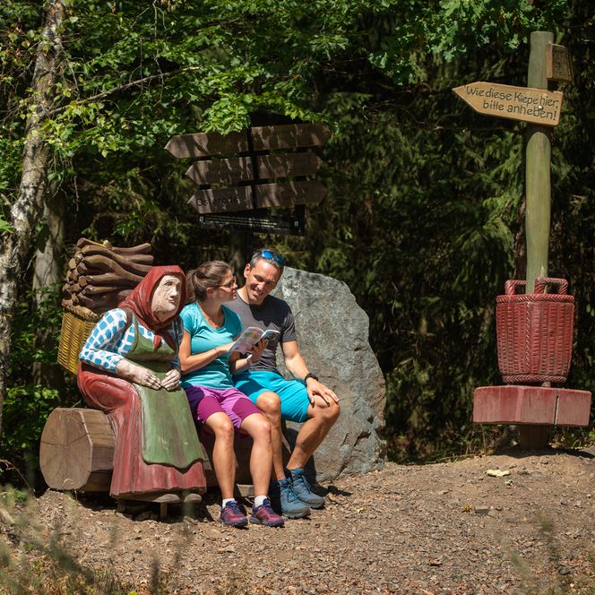 Die Kiepenfrau am Harzer-Hexen-Stieg lädt Wanderer zu einer kleinen Rast ein.